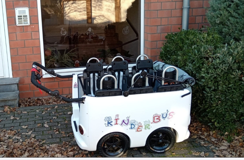 Erkunden der Natur in unserem Kinderbus, den die Kinder lieben🥰!